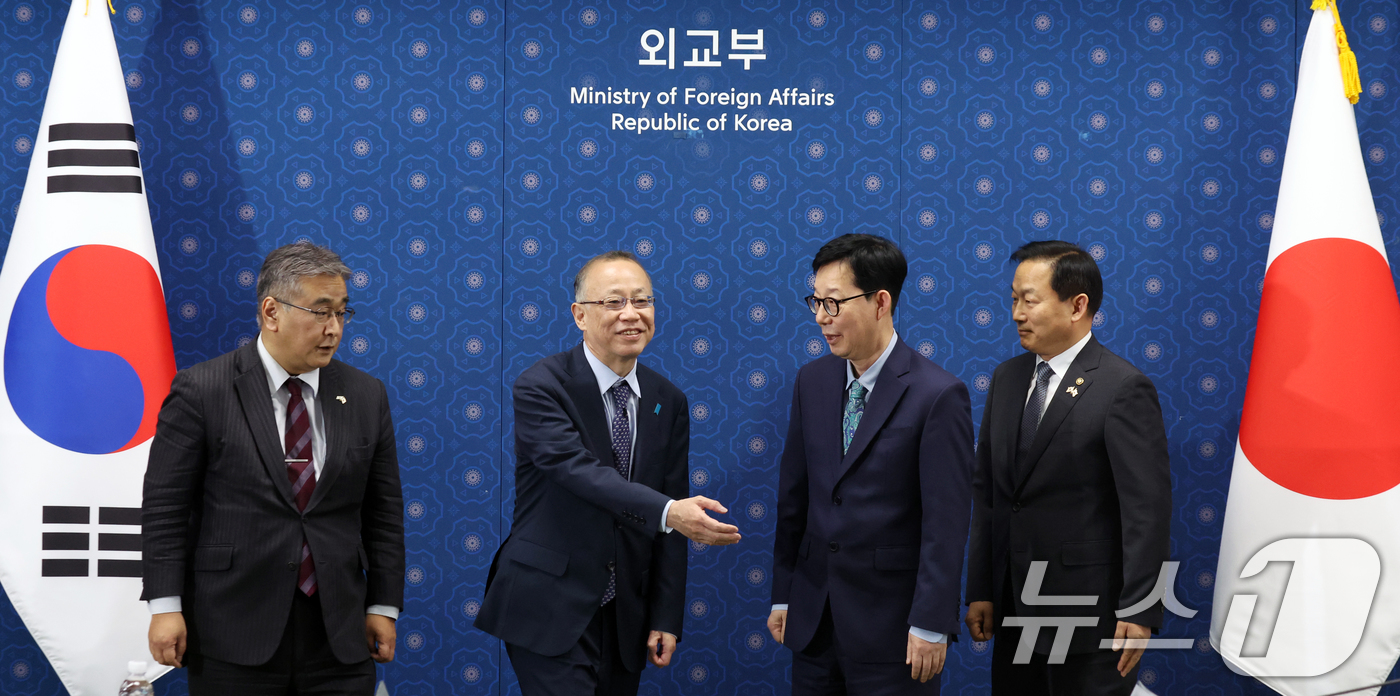 (서울=뉴스1) 김명섭 기자 = 박윤주 외교부 1차관(오른쪽 두번째)과 후나코시 다케히로 일본 외무사무차관(왼쪽 두번째)이 7일 오후 서울 종로구 정부서울청사 별관 외교부에서 열린 …