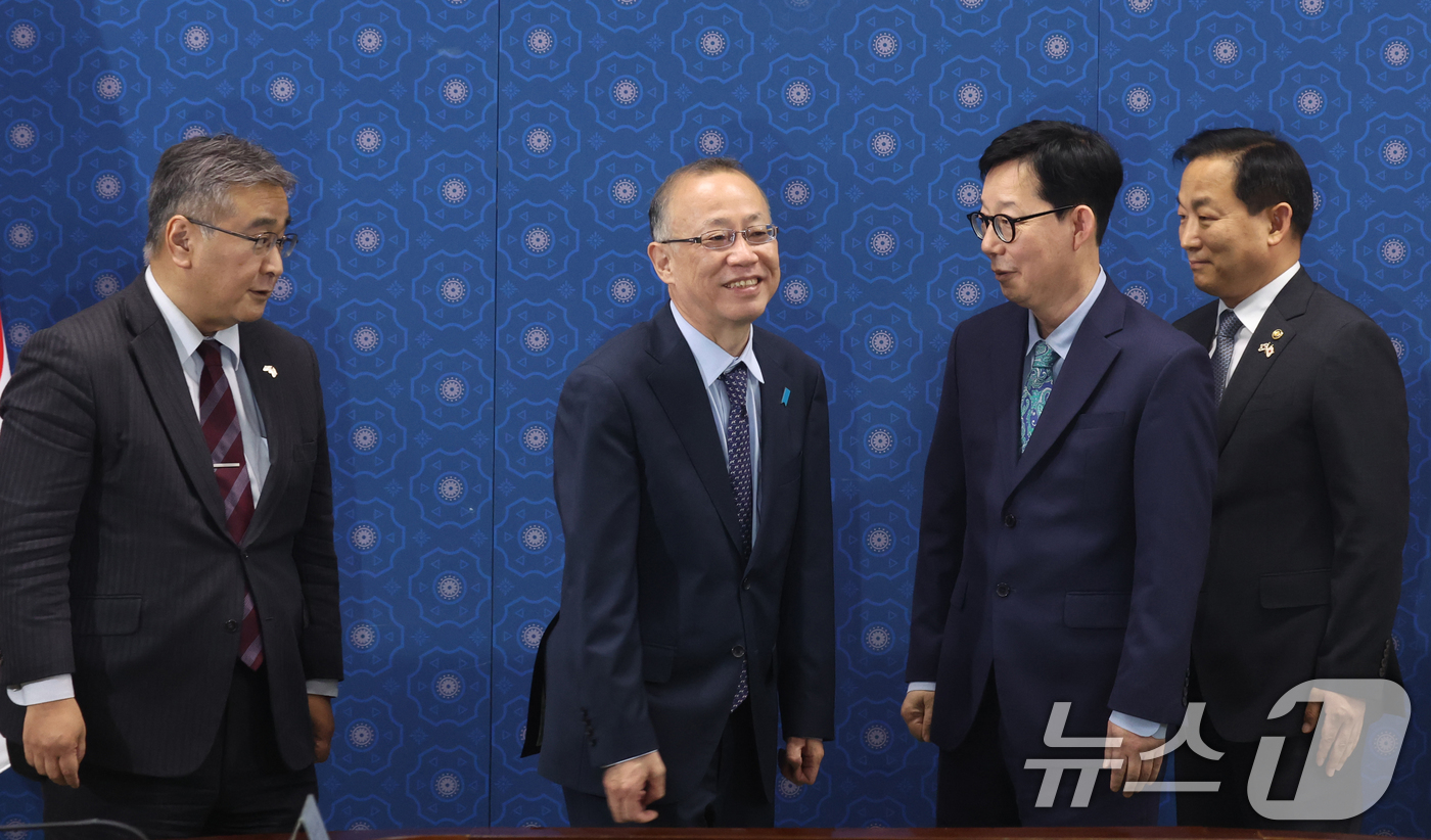 (서울=뉴스1) 김명섭 기자 = 박윤주 외교부 1차관(오른쪽 두번째)과 후나코시 다케히로 일본 외무사무차관(왼쪽 두번째)이 7일 오후 서울 종로구 정부서울청사 별관 외교부에서 열린 …