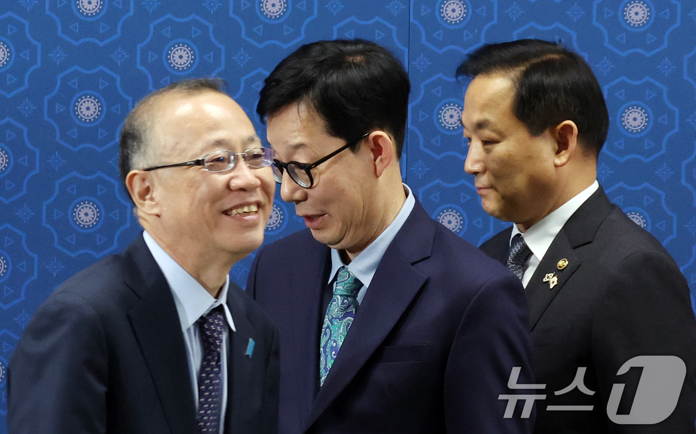 (서울=뉴스1) 김명섭 기자 = 박윤주 외교부 1차관(오른쪽 두번째)과 후나코시 다케히로 일본 외무사무차관(왼쪽)이 7일 오후 서울 종로구 정부서울청사 별관 외교부에서 열린 제14 …