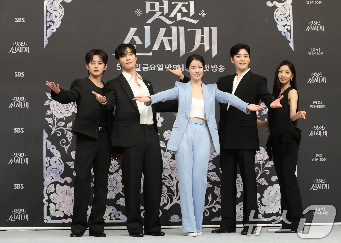 본문 이미지 - 배우 김민석(왼쪽부터)과 허남준, 임지연, 장승조, 이세희가 7일 서울 양천구 목동SBS에서 열린 SBS 새 금토드라마 '멋진 신세계'(극본 강현주/ 연출 한태섭) 제작발표회에 참석해 포즈를 취하고 있다. '멋진 신세계'는 희대의 조선 악녀 영혼이 씌어 '악질'로 변한 무명배우 신서리(임지연 분)와 자본주의가 낳은 괴물이라 불리는 악질재벌 차세계(허남준 분)의 일촉즉발 전쟁 같은 로맨스 코미디 드라마다. 2026.5.7 ⓒ 뉴스1 권현진 기자