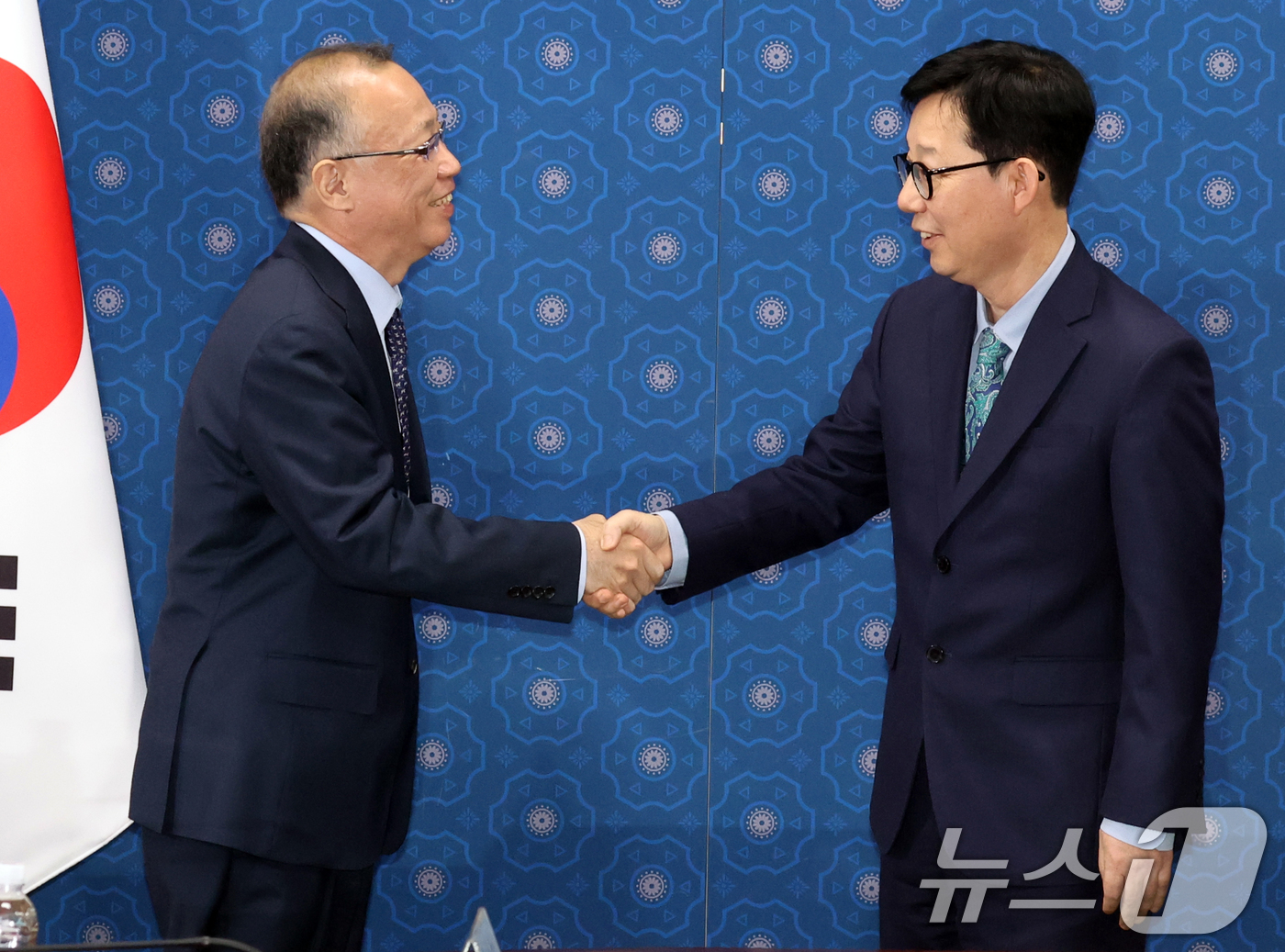 (서울=뉴스1) 김명섭 기자 = 박윤주 외교부 1차관(오른쪽)과 후나코시 다케히로 일본 외무사무차관(왼쪽)이 7일 오후 서울 종로구 정부서울청사 별관 외교부에서 열린 제14차 한일 …