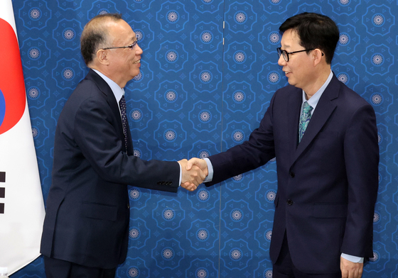 악수하는 한·일 외교차관