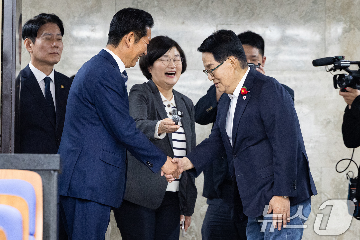 (서울=뉴스1) 유승관 기자 = 정청래 더불어민주당 대표가 7일 서울 여의도 국회에서 열린 의원총회에 참석하며 국회의장 후보인 박지원 의원과 인사하고 있다. 2026.5.7/뉴스1 …