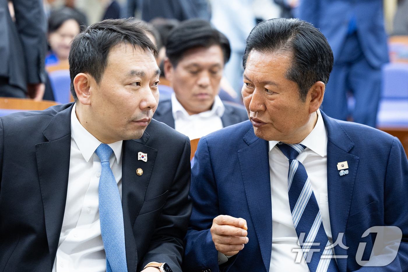 (서울=뉴스1) 유승관 기자 = 정청래 더불어민주당 대표가 7일 서울 여의도 국회에서 열린 의원총회에서 김용민 법제사법위원회 간사와 대화하고 있다. 2026.5.7/뉴스1