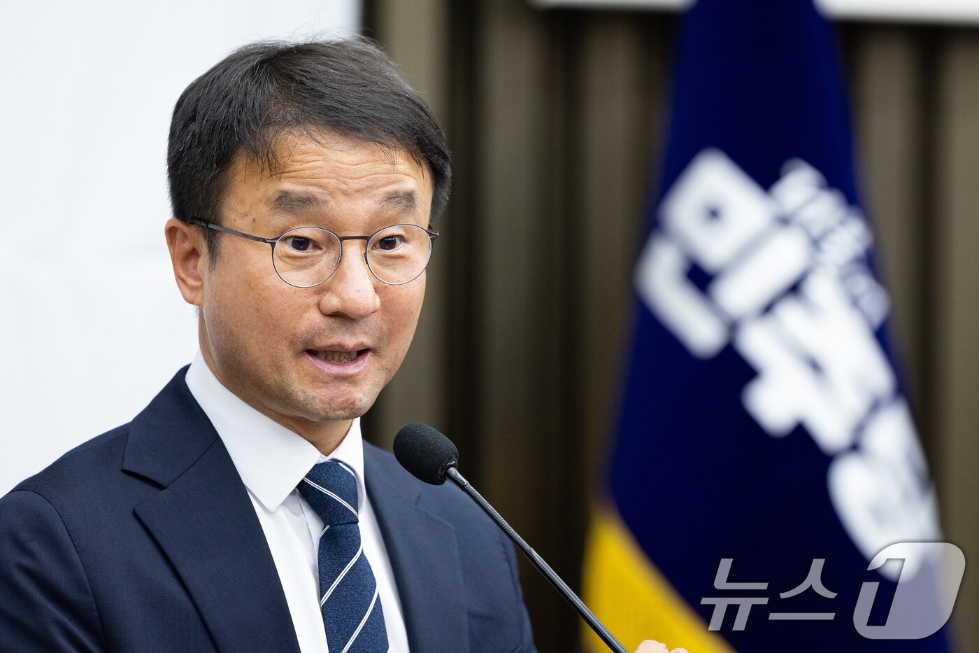 본문 이미지 - 한병도 더불어민주당 원내대표가 7일 서울 여의도 국회에서 열린 의원총회에서 모두 발언을 하고 있다. 2026.5.7 ⓒ 뉴스1 유승관 기자