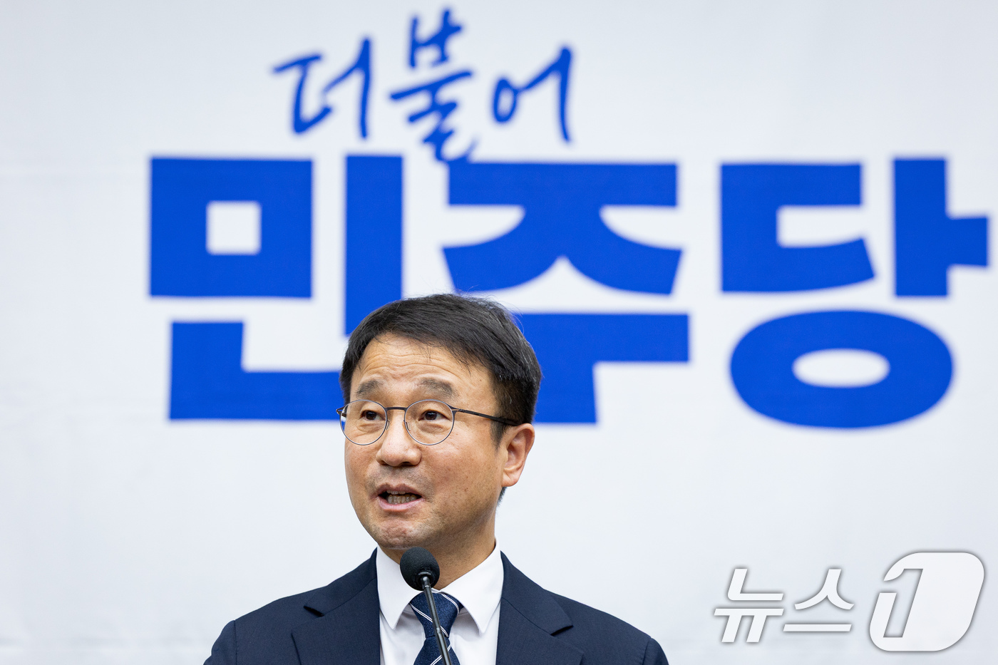 (서울=뉴스1) 유승관 기자 = 한병도 더불어민주당 원내대표가 7일 서울 여의도 국회에서 열린 의원총회에서 모두 발언을 하고 있다. 2026.5.7/뉴스1