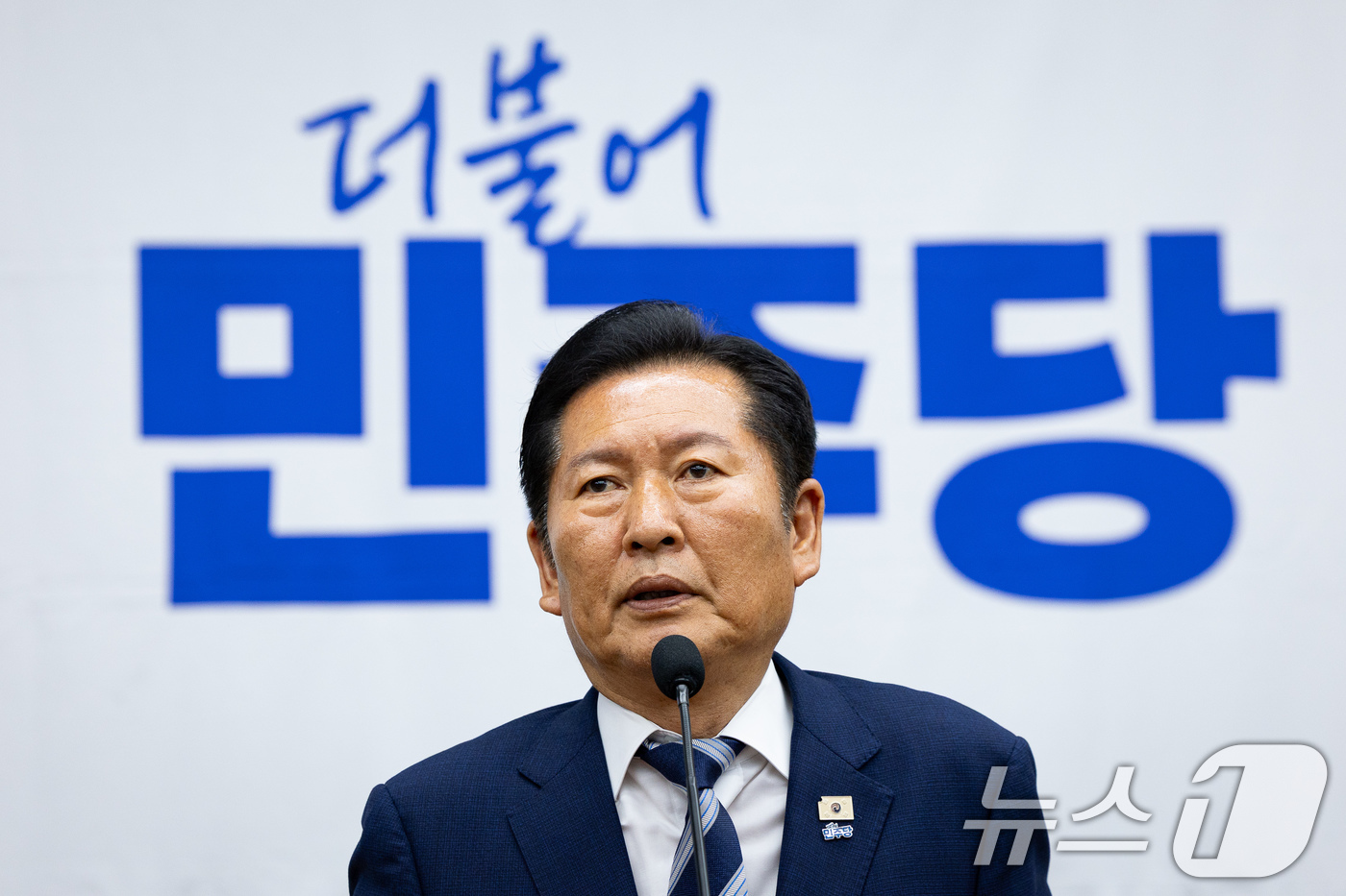 (서울=뉴스1) 유승관 기자 = 정청래 더불어민주당 대표가 7일 서울 여의도 국회에서 열린 의원총회에서 모두 발언을 하고 있다. 2026.5.7/뉴스1