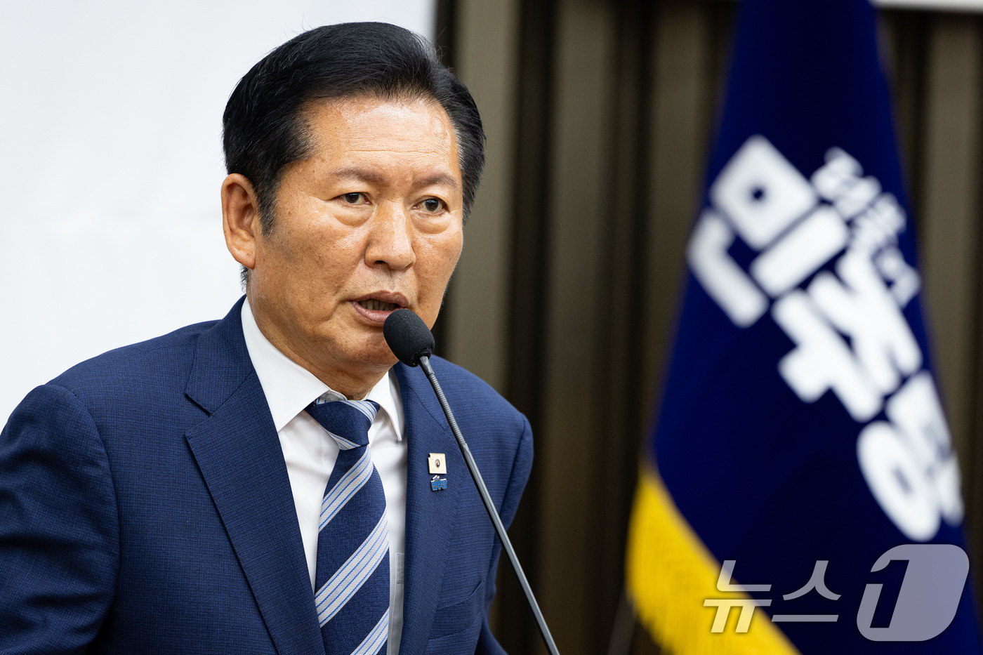(서울=뉴스1) 유승관 기자 = 정청래 더불어민주당 대표가 7일 서울 여의도 국회에서 열린 의원총회에서 모두 발언을 하고 있다. 2026.5.7/뉴스1