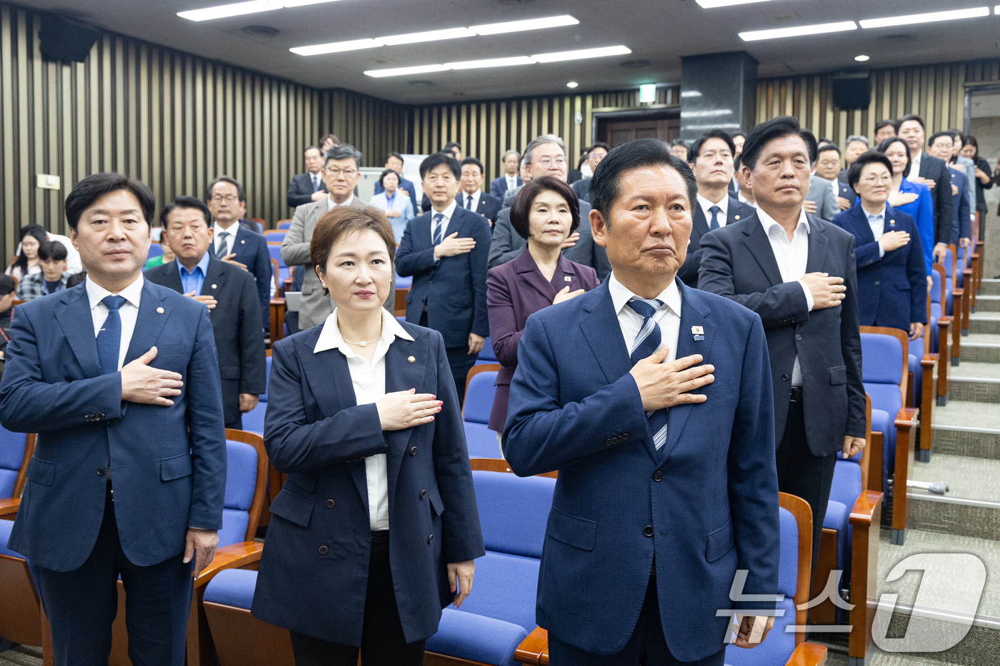 (서울=뉴스1) 유승관 기자 = 정청래 더불어민주당 대표를 비롯한 듸원들이 7일 서울 여의도 국회에서 열린 의원총회에서 국민의례를 하고 있다. 2026.5.7/뉴스1