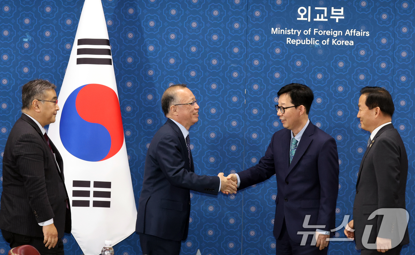 (서울=뉴스1) 김명섭 기자 = 박윤주 외교부 1차관(오른쪽 두번째)과 후나코시 다케히로 일본 외무사무차관(왼쪽 두번째)이 7일 오후 서울 종로구 정부서울청사 별관 외교부에서 열린 …