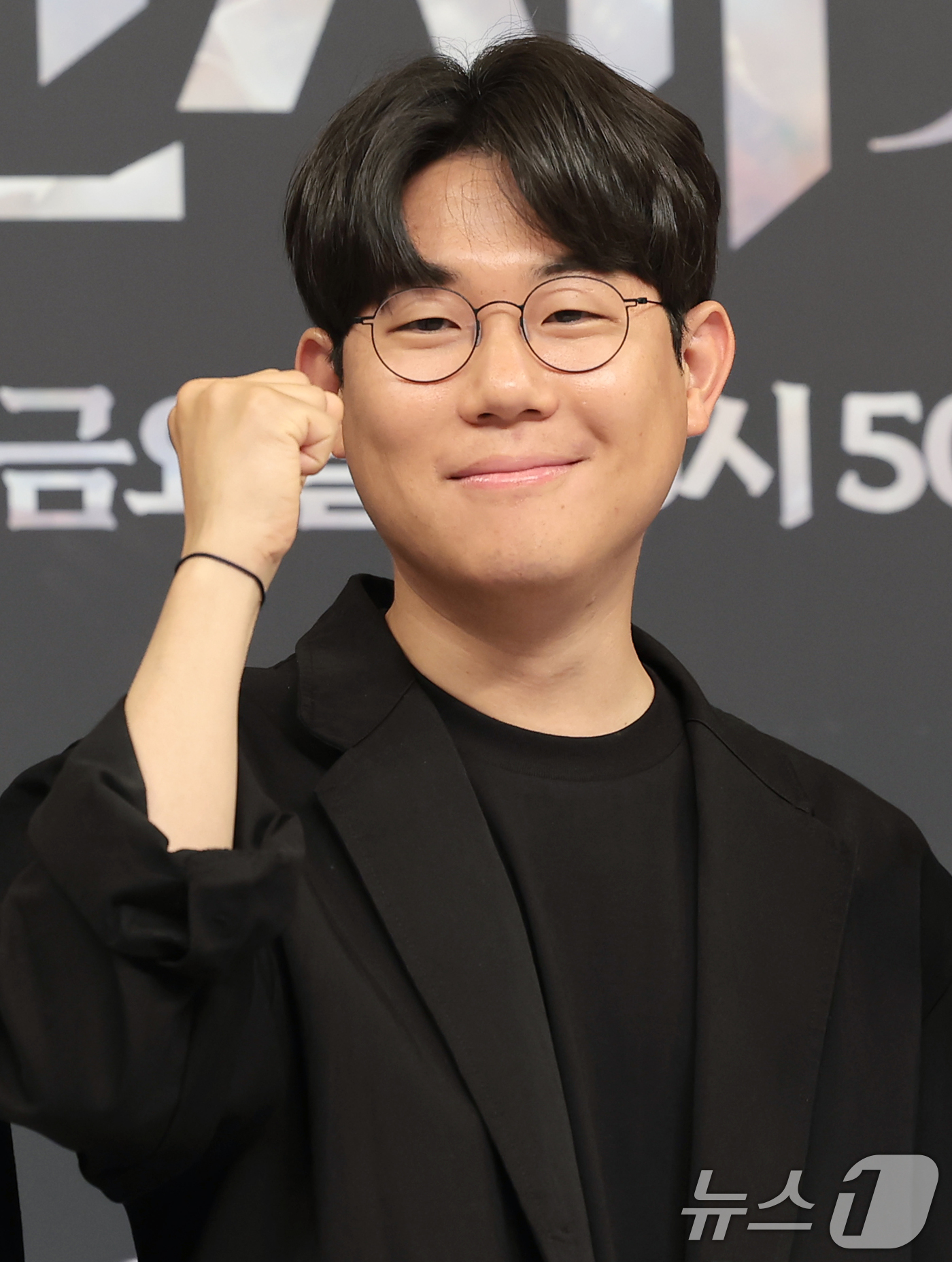 (서울=뉴스1) 권현진 기자 = 한태섭 감독이 7일 서울 양천구 목동SBS에서 열린 SBS 새 금토드라마 '멋진 신세계'(극본 강현주) 제작발표회에 참석해 포즈를 취하고 있다.'멋 …