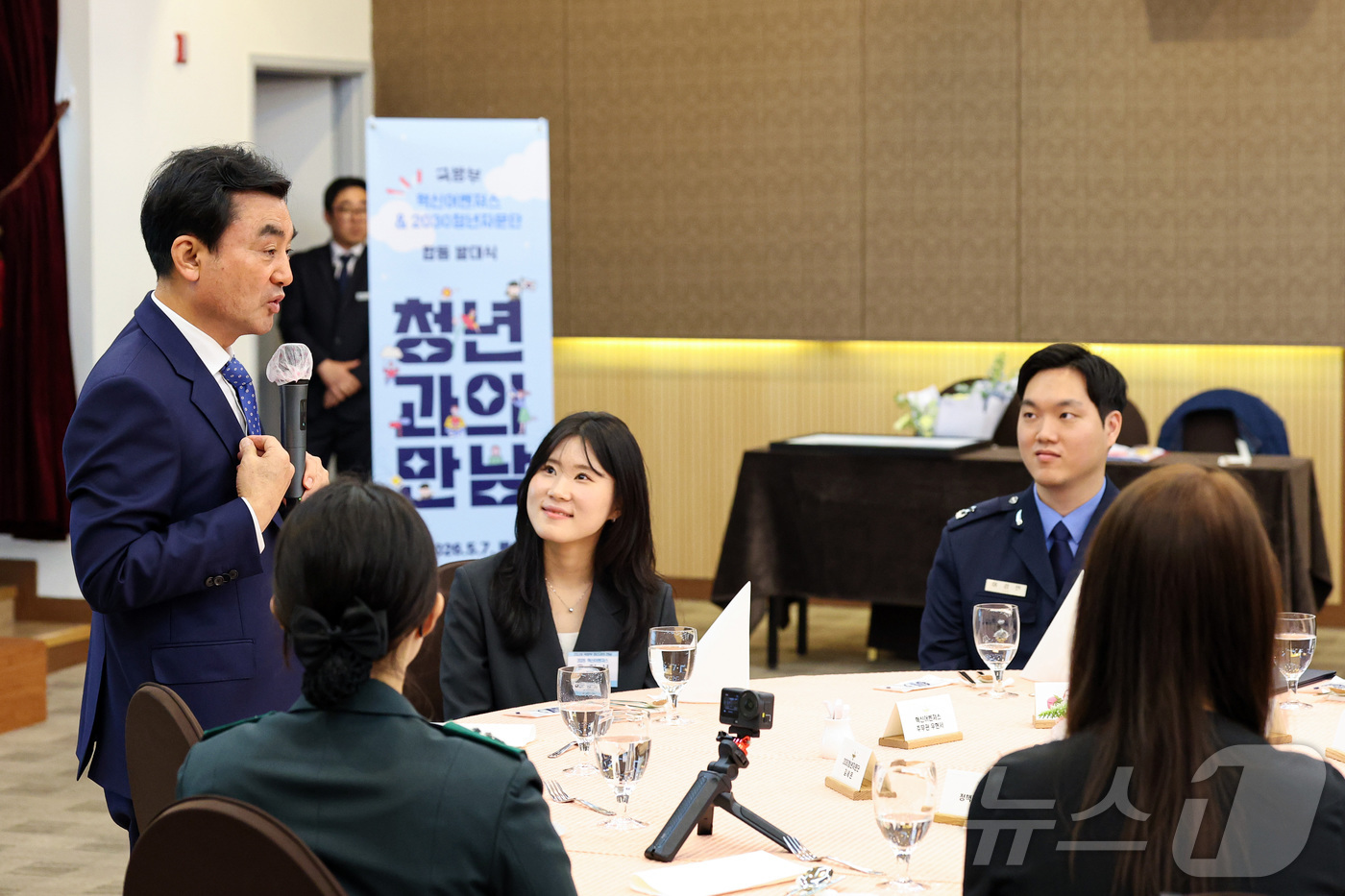 (서울=뉴스1) = 안규백 국방부 장관이 7일 서울 용산구 국방컨벤션에서 열린 제7기 국방부 혁신어벤져스 및 제3기 2030 청년자문단 합동 발대식참석자들을 대상으로 특별강연을 하 …