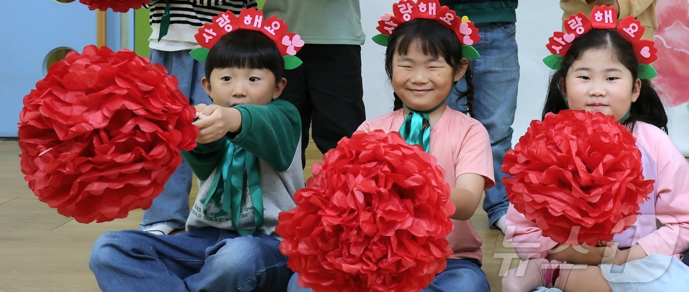 (전주=뉴스1) 유경석 기자 = 어버이날을 하루 앞둔 7일 전북 전주시 전북특별자치도청어린이집에서 어린이들이 부모님께 전달할 카네이션을 들어 보이고 있다. 2026.5.7/뉴스1