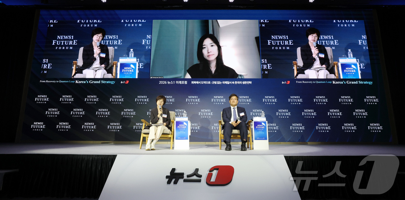 (서울=뉴스1) 임세영 기자 = 7일 서울 여의도 페어몬트 앰배서더 호텔에서 열린 뉴스1 미래포럼에서 패널들이 미국과 중국, 글로벌 경제: 대한민국 산업·통상 '활로 찾기'를 주제 …