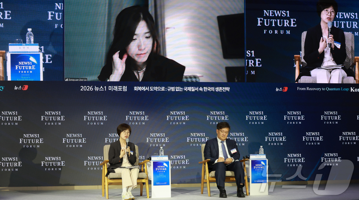 (서울=뉴스1) 임세영 기자 = 7일 서울 여의도 페어몬트 앰배서더 호텔에서 열린 뉴스1 미래포럼에서 패널들이 미국과 중국, 글로벌 경제: 대한민국 산업·통상 '활로 찾기'를 주제 …