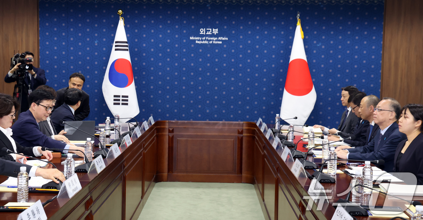 (서울=뉴스1) 김명섭 기자 = 박윤주 외교부 1차관과 후나코시 다케히로 일본 외무사무차관이 7일 오후 서울 종로구 정부서울청사 별관 외교부에서 열린 제14차 한일 안보정책협의회에 …