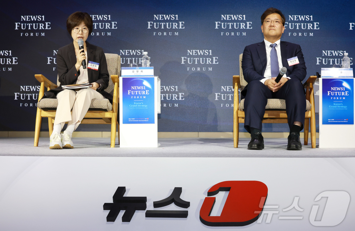 (서울=뉴스1) 임세영 기자 = 7일 서울 여의도 페어몬트 앰배서더 호텔에서 열린 뉴스1 미래포럼에서 패널들이 미국과 중국, 글로벌 경제: 대한민국 산업·통상 '활로 찾기'를 주제 …