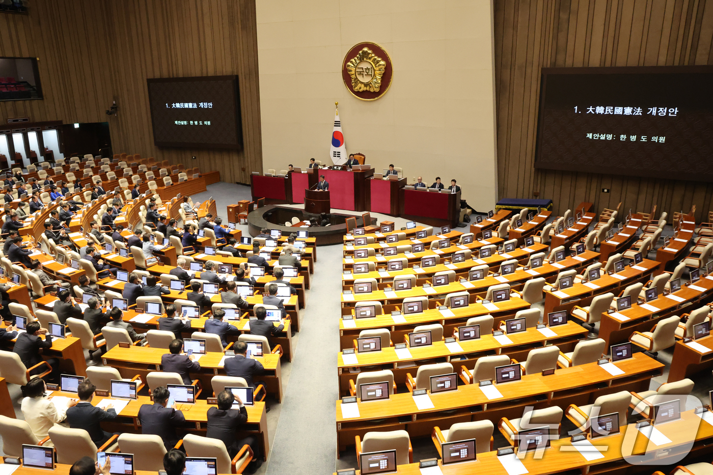 (서울=뉴스1) 황기선 기자 = 7일 오후 서울 여의도 국회에서 열린 제435회 국회(임시회) 제1차 본회의에서 국민의힘 의원들이 불참한 가운데 대한민국헌법 개정안이 상정되고 있다 …