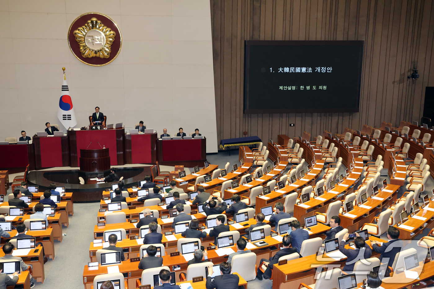 (서울=뉴스1) 황기선 기자 = 7일 오후 서울 여의도 국회에서 열린 제435회 국회(임시회) 제1차 본회의에서 국민의힘 의원들이 불참한 가운데 대한민국헌법 개정안이 상정되고 있다 …