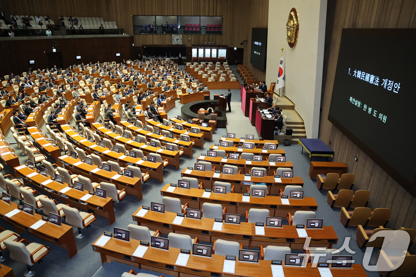 (서울=뉴스1) 신웅수 기자 = 한병도 더불어민주당 원내대표가 7일 서울 여의도 국회에서 열린 제435회국회(임시회) 제1차 본회의에서 대한민국헌법 개정안에 대한 제안 설명을 하는 …