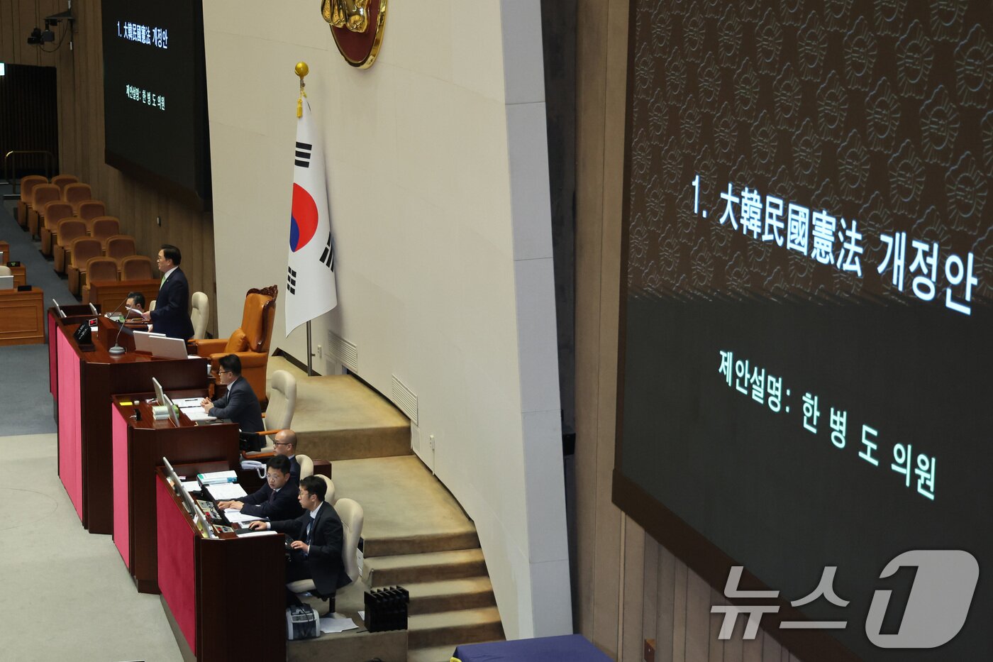 본문 이미지 - 우원식 국회의장이 7일 서울 여의도 국회에서 열린 제435회국회(임시회) 제1차 본회의에서 대한민국헌법 개정안을 상정하고 있다. 2026.5.7 ⓒ 뉴스1 신웅수 기자