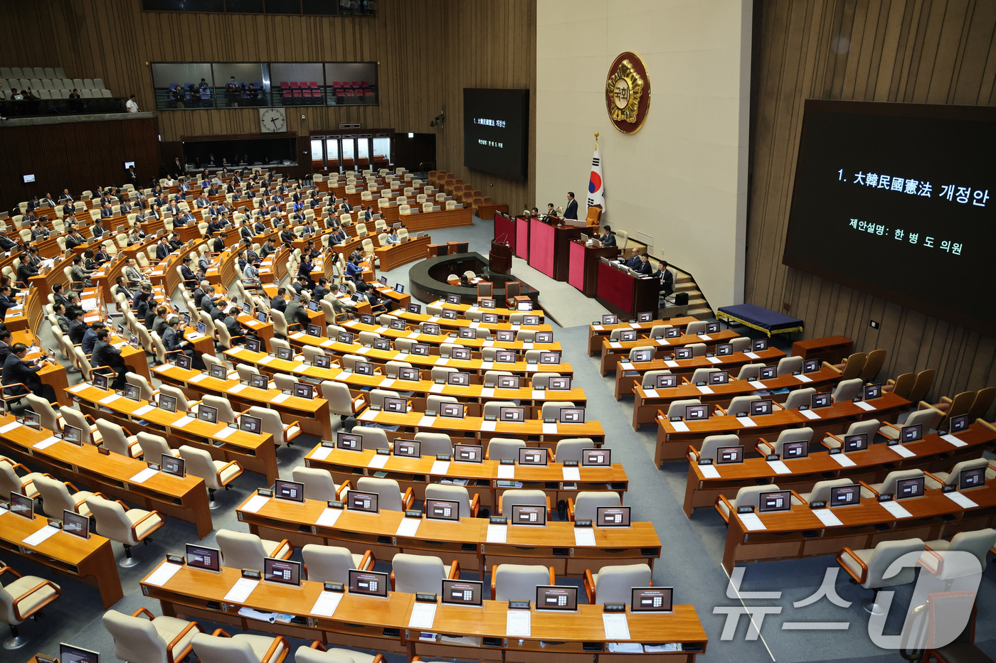 (서울=뉴스1) 신웅수 기자 = 우원식 국회의장이 7일 서울 여의도 국회에서 열린 제435회국회(임시회) 제1차 본회의에서 대한민국헌법 개정안을 상정하고 있다. 2026.5.7/뉴 …