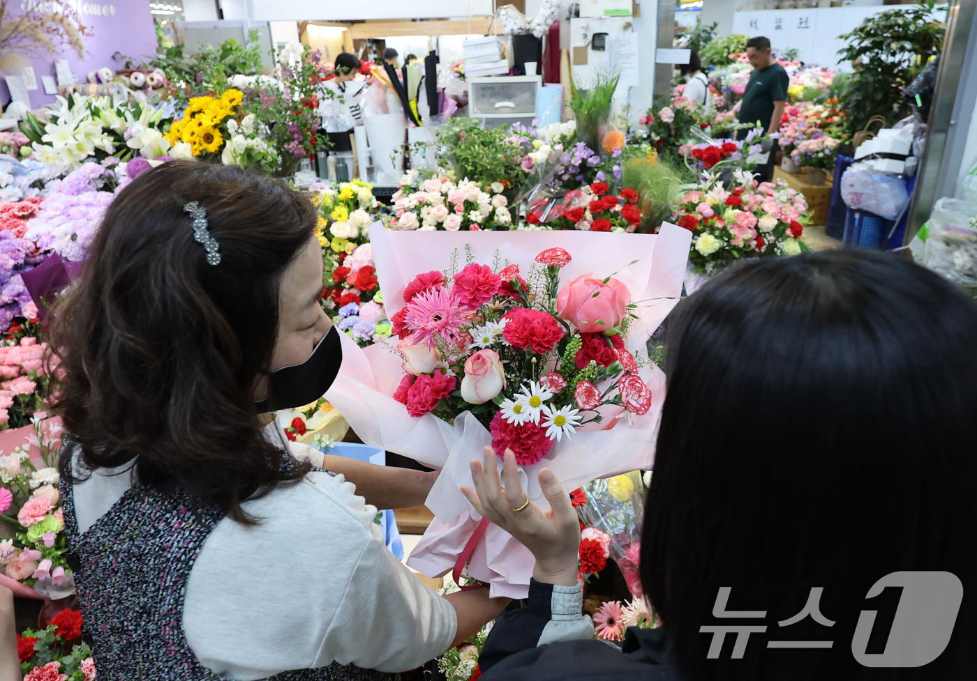 (서울=뉴스1) 안은나 기자 = 어버이날을 하루 앞둔 7일 서울 서초구 양재동화훼공판장을 찾은 시민들이 카네이션 등 꽃을 고르고 있다. 2026.5.7/뉴스1