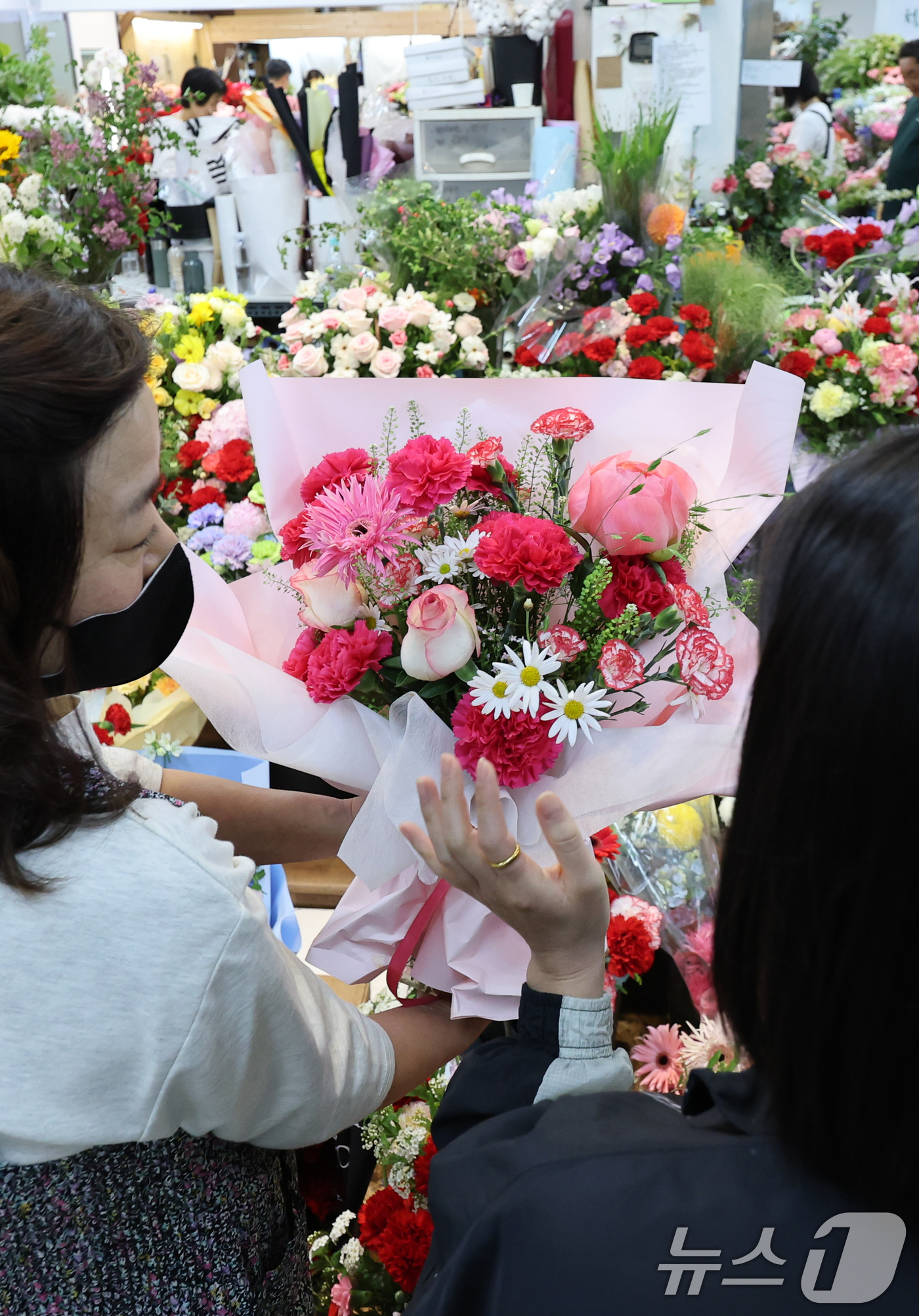 (서울=뉴스1) 안은나 기자 = 어버이날을 하루 앞둔 7일 서울 서초구 양재동화훼공판장을 찾은 시민들이 카네이션 등 꽃을 고르고 있다. 2026.5.7/뉴스1
