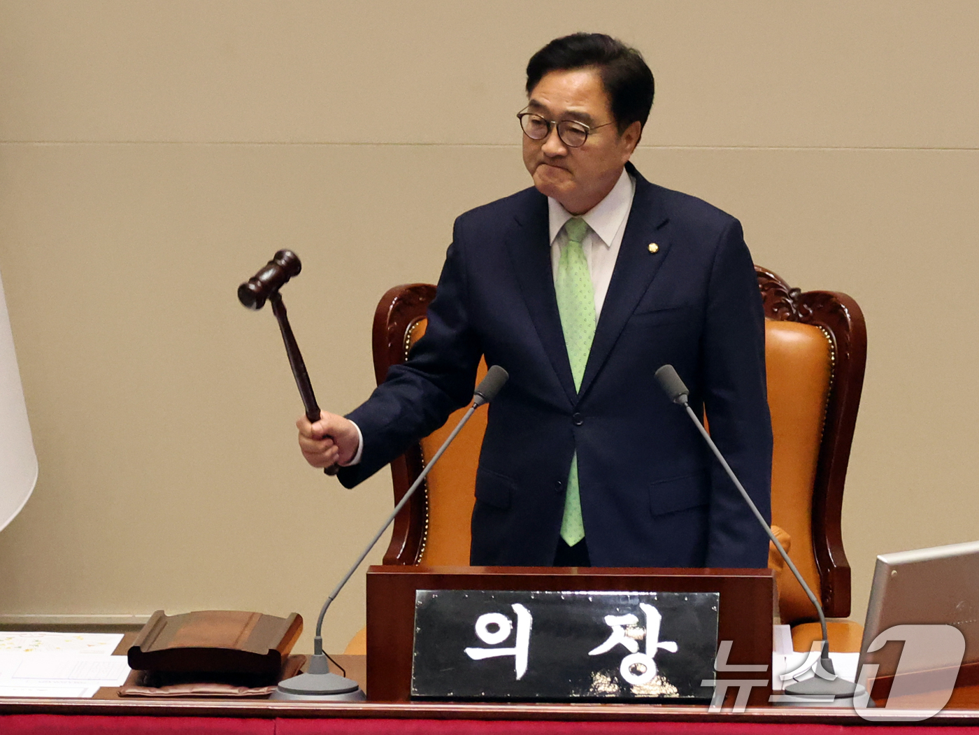 (서울=뉴스1) 황기선 기자 = 우원식 국회의장이 7일 오후 서울 여의도 국회에서 열린 제435회 국회(임시회) 제1차 본회의에서 의사봉을 두드리고 있다. 2026.5.7/뉴스1