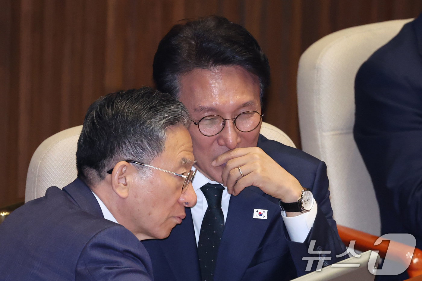 (서울=뉴스1) 신웅수 기자 = 김민석 국무총리와 정성호 법무부 장관이 7일 서울 여의도 국회에서 열린 제435회국회(임시회) 제1차 본회의에서 대화하고 있다. 2026.5.7/뉴 …