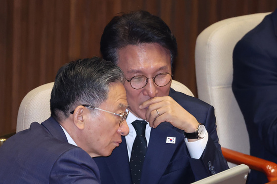 본회의 대화하는 김민석·정성호