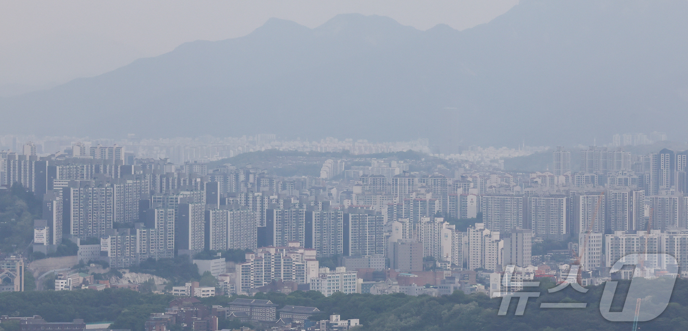 (서울=뉴스1) 이종수 인턴기자 = 한국부동산원이 7일 발표한 ‘5월 첫째주(4일 기준) 주간 아파트 가격동향’에 따르면 서울 아파트 매매가격은 전주 대비 0.15% 상승하며 상승 …