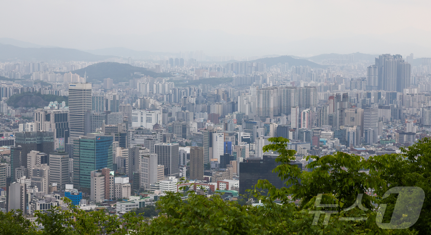 (서울=뉴스1) 이종수 인턴기자 = 한국부동산원이 7일 발표한 ‘5월 첫째주(4일 기준) 주간 아파트 가격동향’에 따르면 서울 아파트 매매가격은 전주 대비 0.15% 상승하며 상승 …