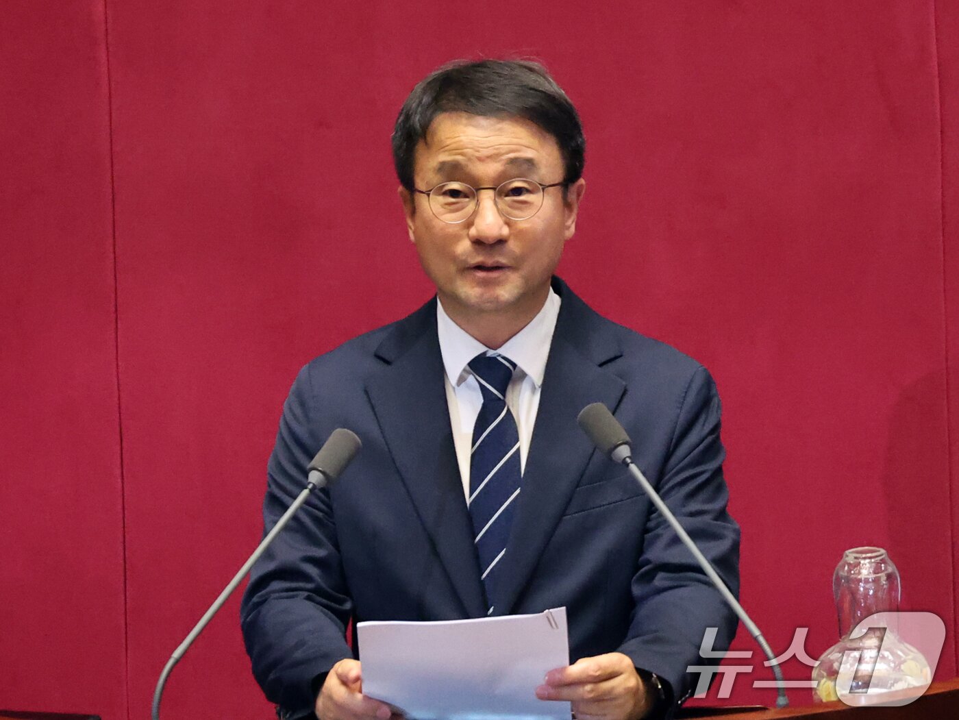 본문 이미지 - 한병도 더불어민주당 의원이 7일 서울 여의도 국회에서 열린 제435회국회(임시회) 제1차 본회의에서 대한민국헌법 개정안에 대한 제안설명을 하고 있다. 2026.5.7 ⓒ 뉴스1 황기선 기자
