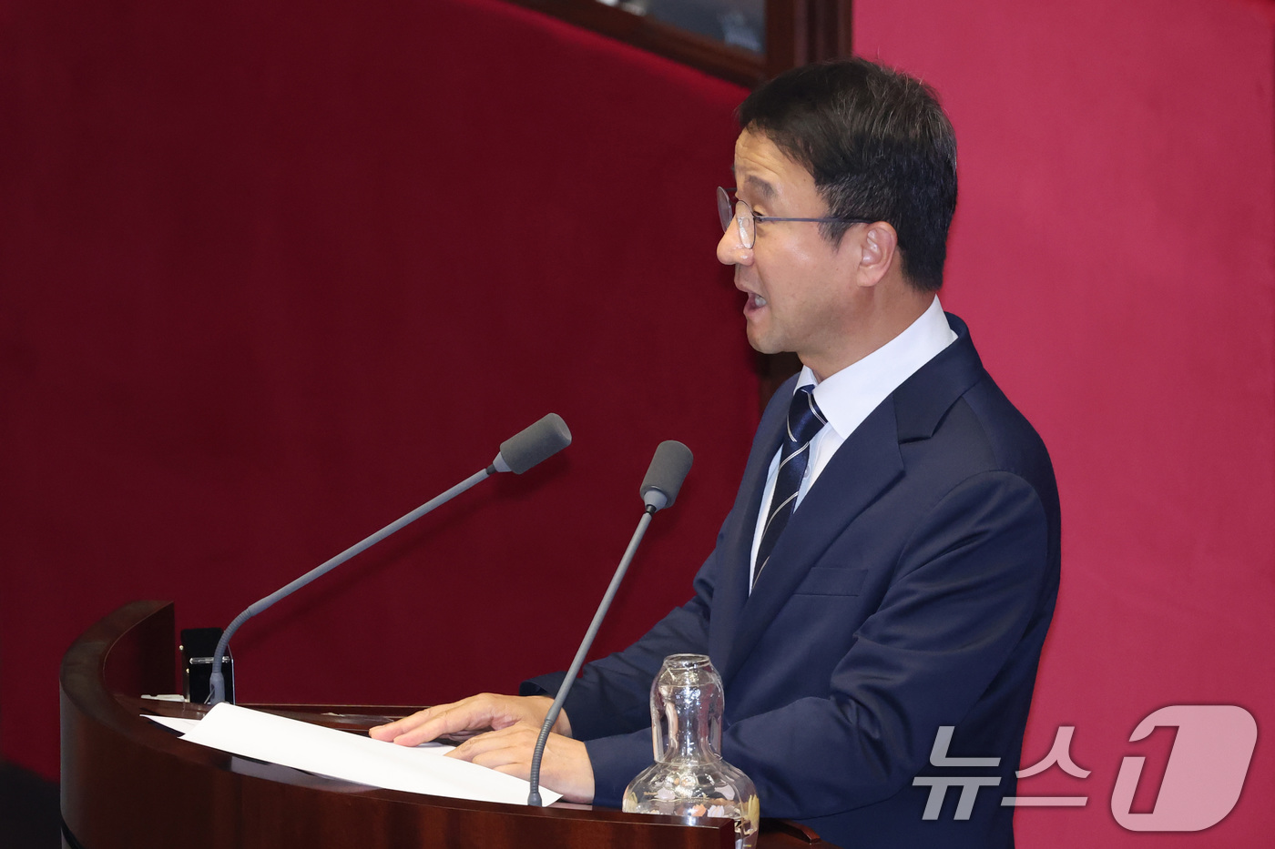 (서울=뉴스1) 신웅수 기자 = 한병도 더불어민주당 원내대표가 7일 서울 여의도 국회에서 열린 제435회국회(임시회) 제1차 본회의에서 대한민국헌법 개정안에 대한 제안 설명을 하고 …