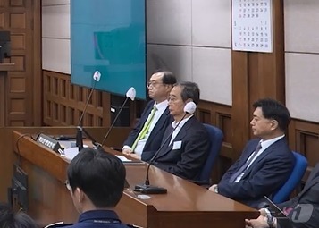 (서울=뉴스1) = 한덕수 전 총리가 7일 오전 서울 서초구 서울고등법원에서 열린 내란우두머리방조 등 2심 선고 공판에 출석하고 있다. (서울고등법원 제공. 재판매 및 DB 금지) …