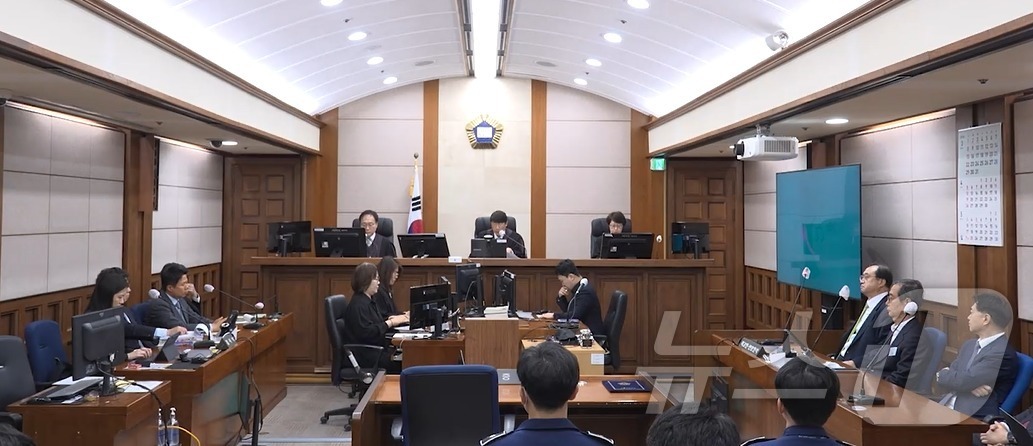(서울=뉴스1) = 한덕수 전 총리가 7일 오전 서울 서초구 서울고등법원에서 열린 내란우두머리방조 등 2심 선고 공판에 출석하고 있다. (서울고등법원 제공. 재판매 및 DB 금지) …