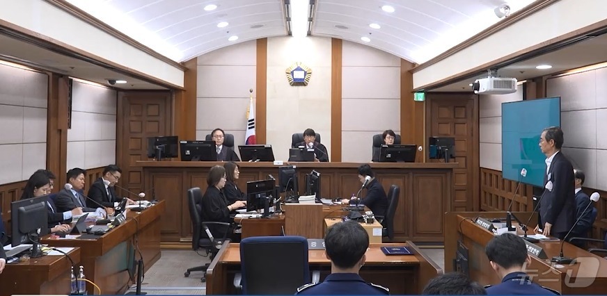 (서울=뉴스1) = 한덕수 전 총리가 7일 오전 서울 서초구 서울고등법원에서 열린 내란우두머리방조 등 2심 선고 공판에서 선고를 받고 있다. 이날 재판부는 한덕수 전 총리에게 징역 …