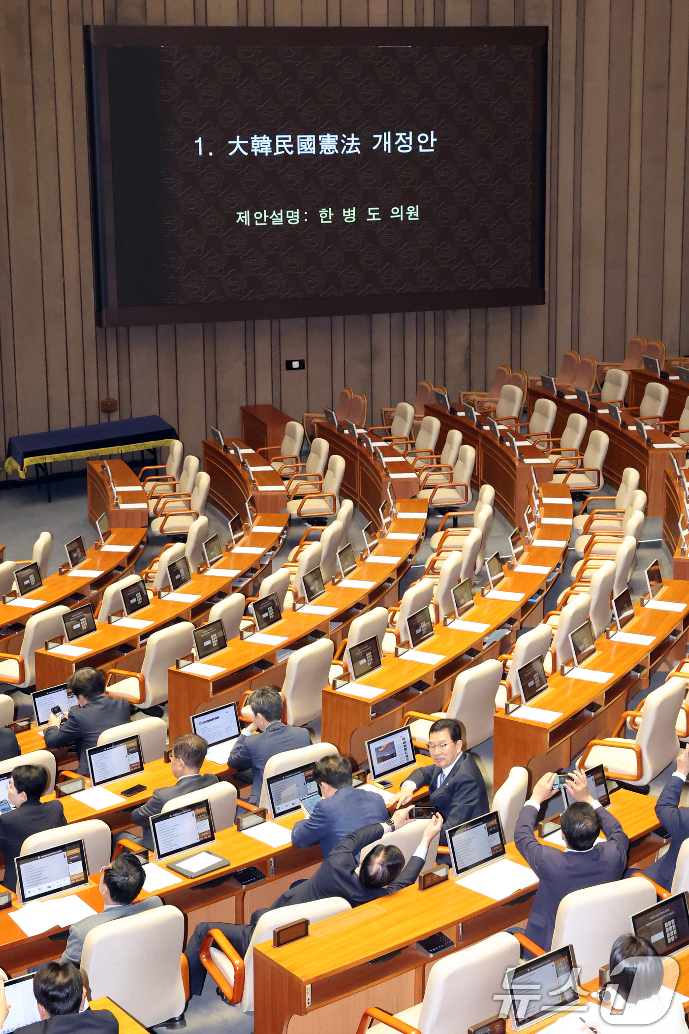 (서울=뉴스1) 황기선 기자 = 7일 오후 서울 여의도 국회에서 열린 제435회 국회(임시회) 제1차 본회의에서 국민의힘 의원들이 불참한 가운데 대한민국헌법 개정안이 상정되고 있다 …
