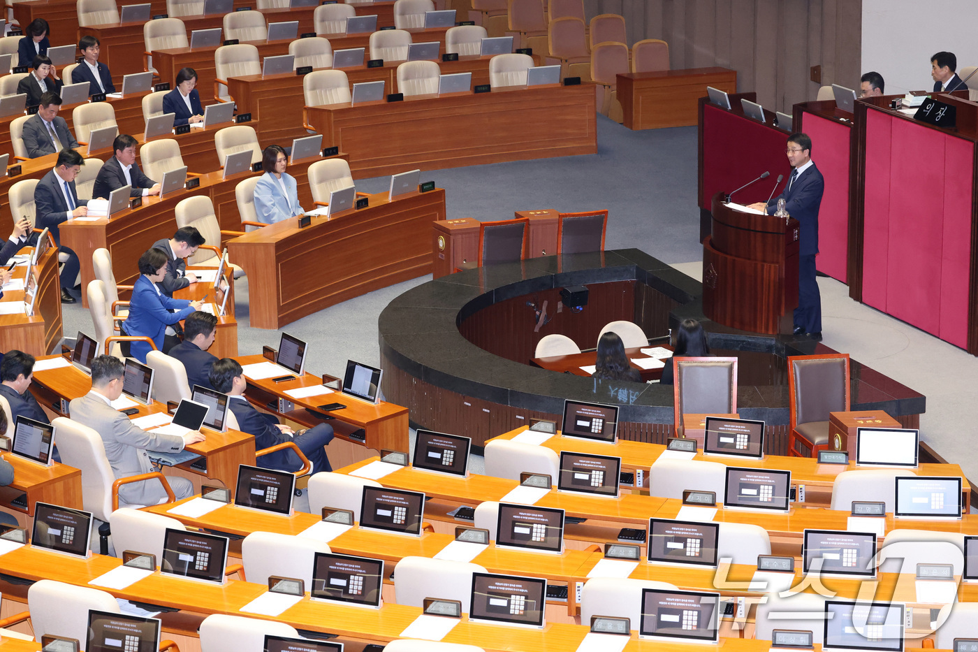(서울=뉴스1) 신웅수 기자 = 한병도 더불어민주당 원내대표가 7일 서울 여의도 국회에서 열린 제435회국회(임시회) 제1차 본회의에서 대한민국헌법 개정안에 대한 제안 설명을 하는 …