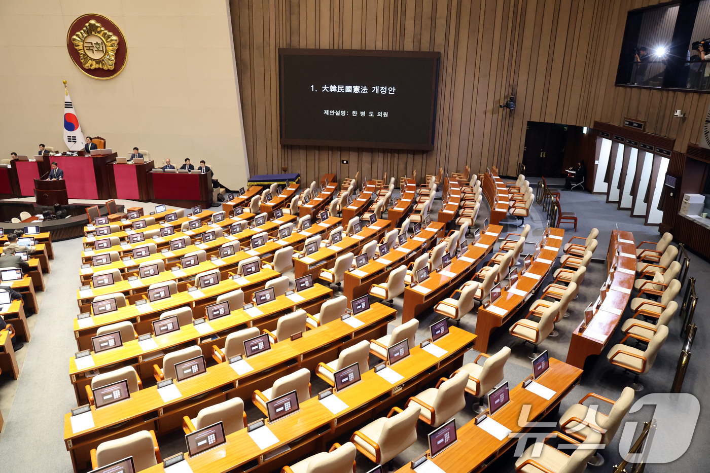 (서울=뉴스1) 황기선 기자 = 7일 오후 서울 여의도 국회에서 열린 제435회 국회(임시회) 제1차 본회의에서 국민의힘 의원들이 불참한 가운데 대한민국헌법 개정안이 상정되고 있다 …