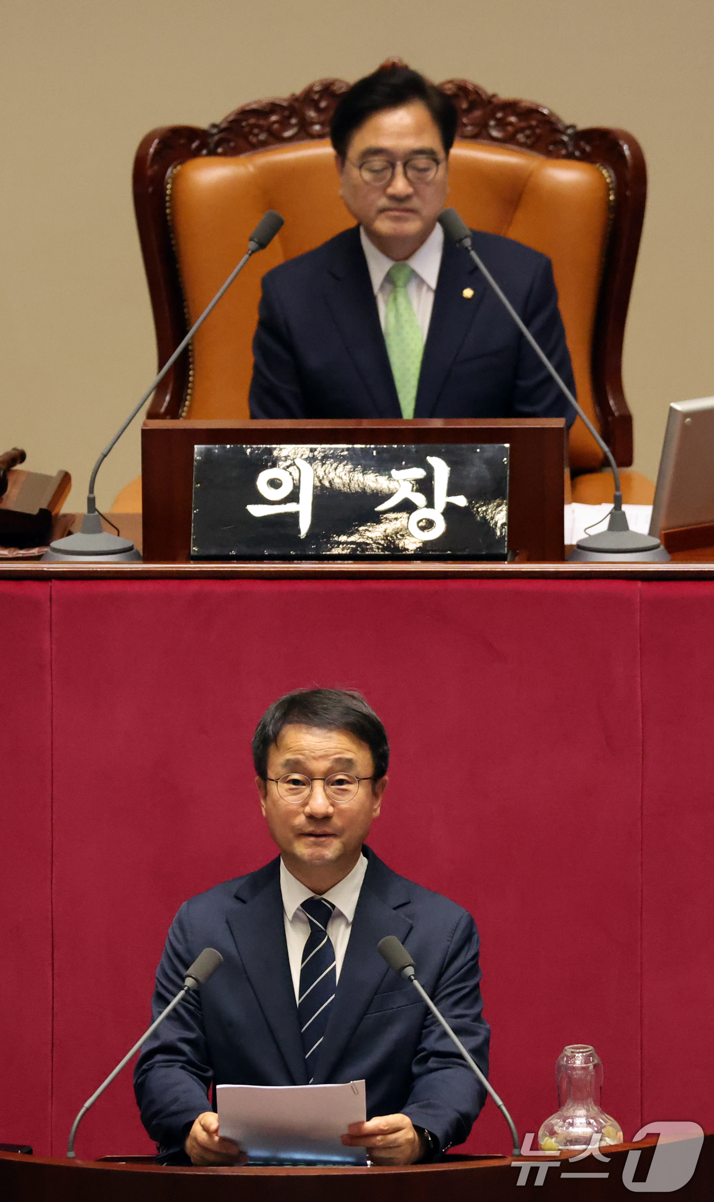 (서울=뉴스1) 황기선 기자 = 한병도 더불어민주당 의원이 7일 서울 여의도 국회에서 열린 제435회국회(임시회) 제1차 본회의에서 대한민국헌법 개정안에 대한 제안설명을 하고 있다 …