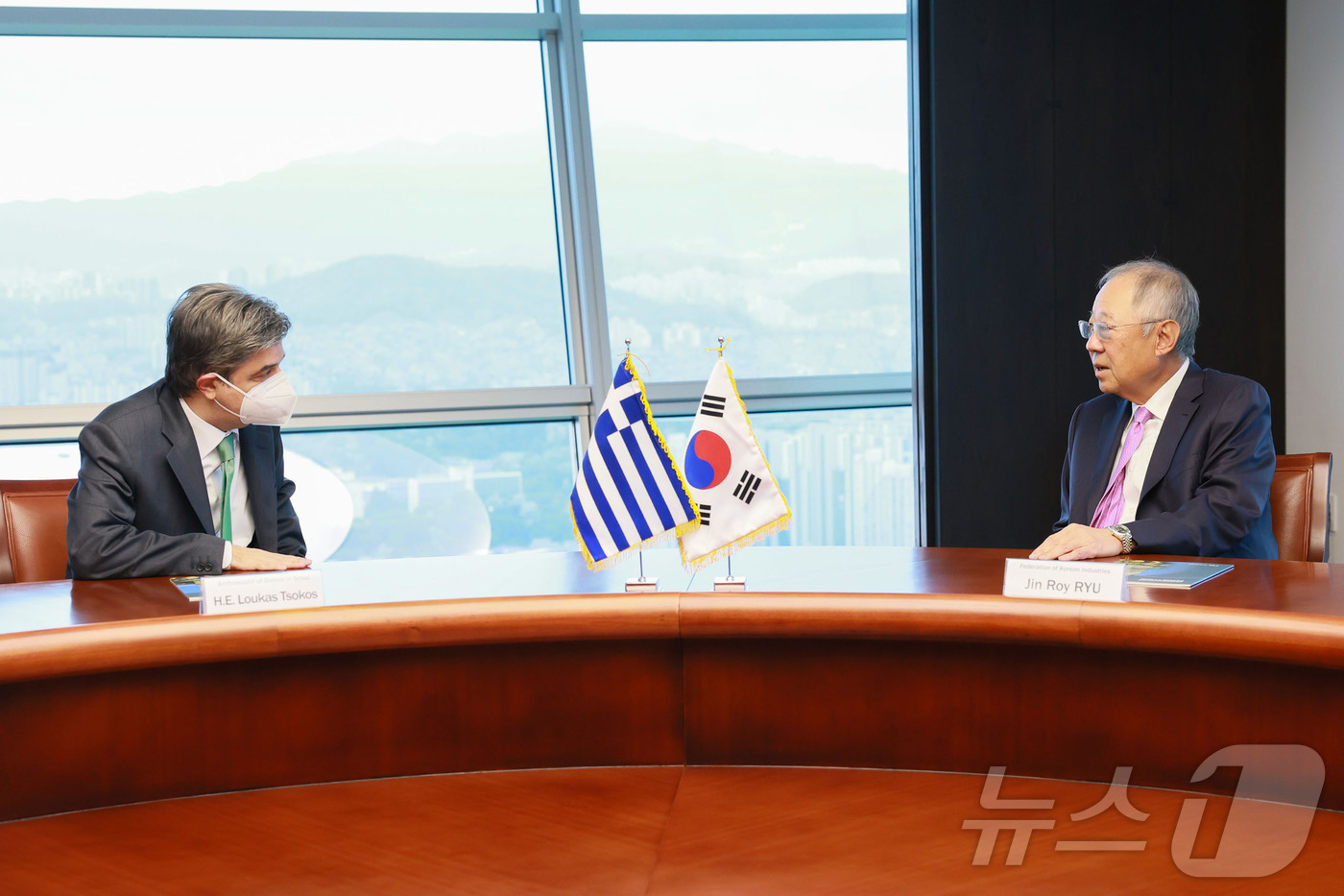 (서울=뉴스1) = 류진 한국경제인협회 회장이 7일 서울 영등포구 FKI타워 한국경제인협회를 방문한 루카스 초코스 주한 그리스대사와 면담을 하고 있다. (한국경제인협회 제공. 재판 …