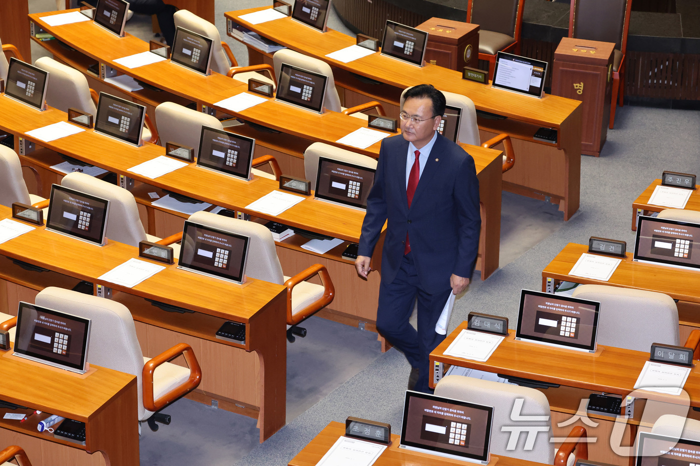 (서울=뉴스1) 신웅수 기자 = 유상범 국민의힘 의원이 7일 서울 여의도 국회에서 열린 제435회국회(임시회) 제1차 본회의에서 대한민국헌법 개정안에 대한 의사진행발언을 마친 후 …