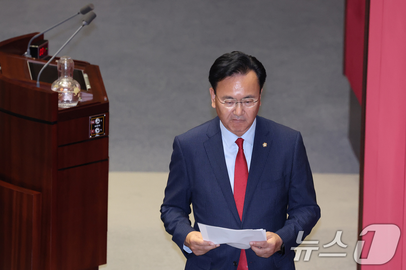 (서울=뉴스1) 신웅수 기자 = 유상범 국민의힘 의원이 7일 서울 여의도 국회에서 열린 제435회국회(임시회) 제1차 본회의에서 대한민국헌법 개정안에 대한 의사진행발언을 마친 후 …
