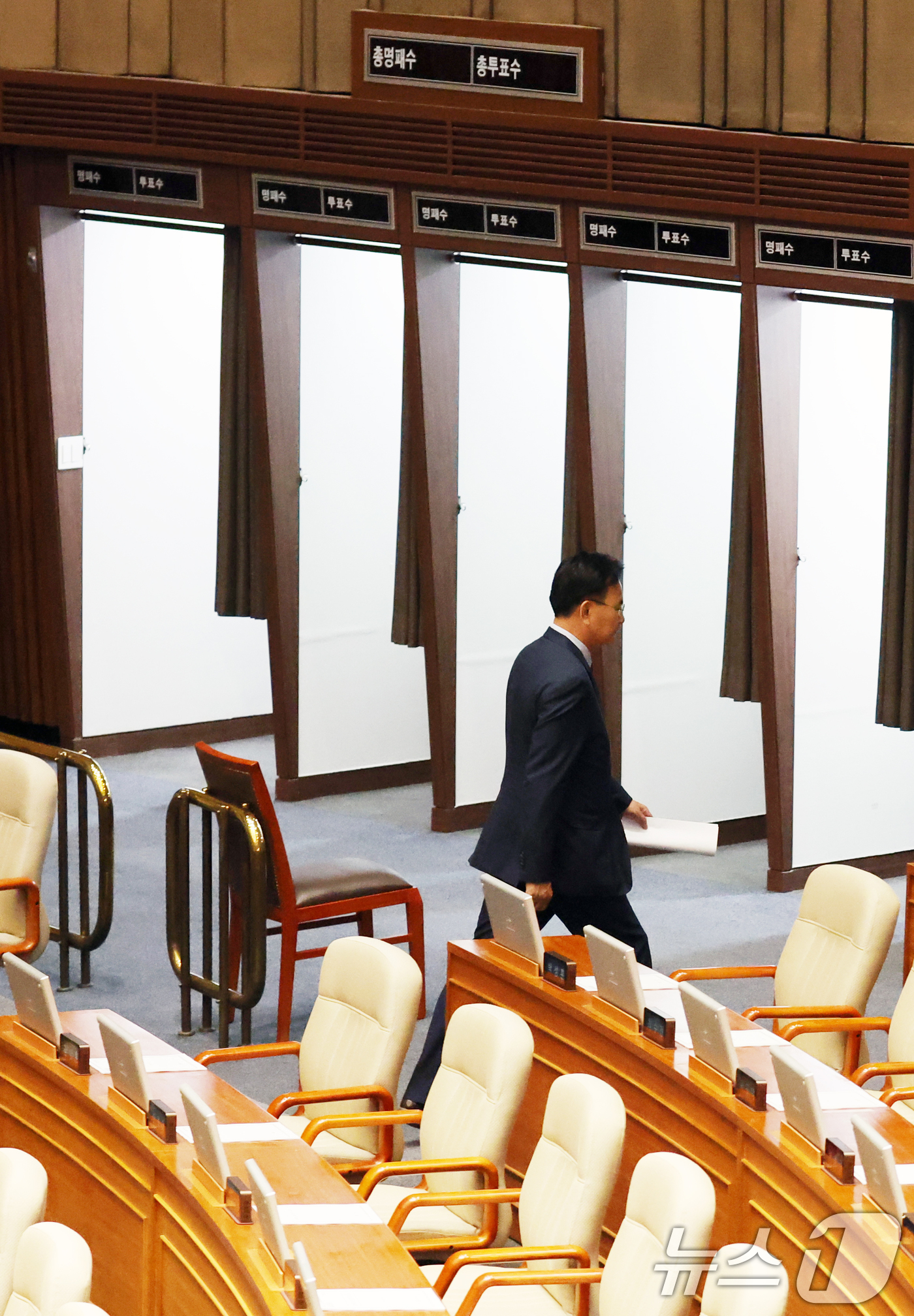 (서울=뉴스1) 황기선 기자 = 유상범 국민의힘 의원이 7일 서울 여의도 국회에서 열린 제435회국회(임시회) 제1차 본회의에서 대한민국헌법 개정안에 대한 의사진행발언을 마치고 퇴 …