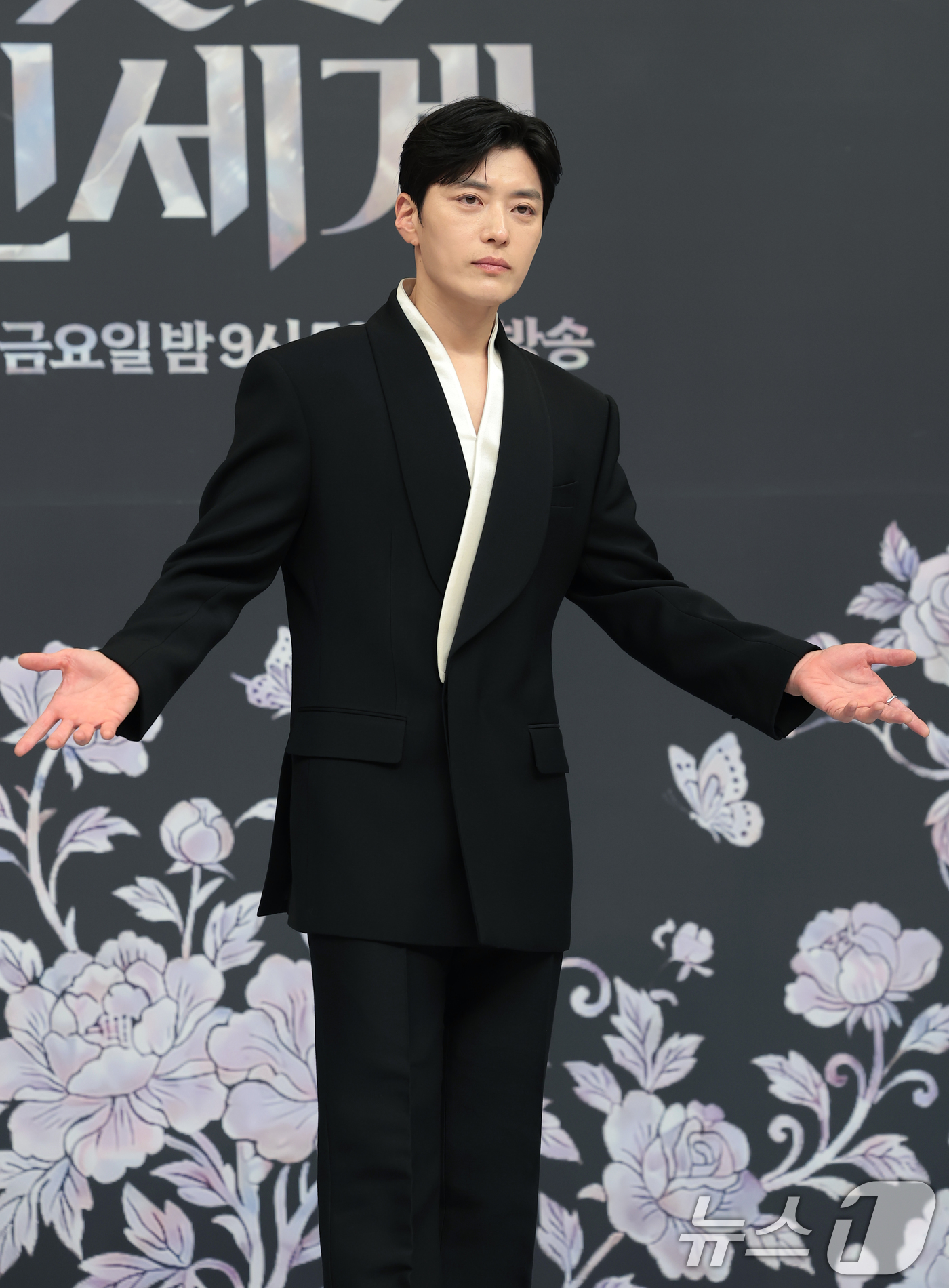 (서울=뉴스1) 권현진 기자 = 배우 장승조가 7일 서울 양천구 목동SBS에서 열린 SBS 새 금토드라마 '멋진 신세계'(극본 강현주/ 연출 한태섭) 제작발표회에 참석해 포즈를 취 …
