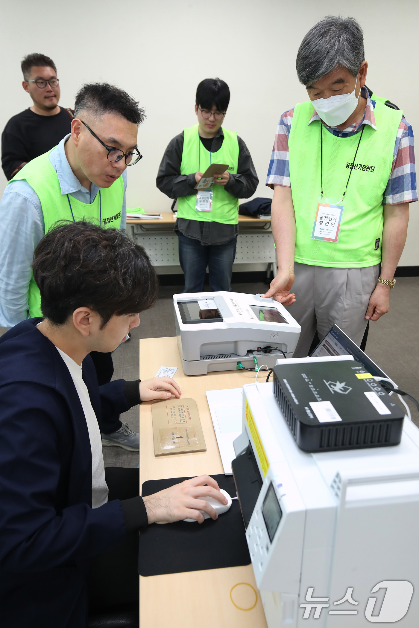 (대구=뉴스1) 공정식 기자 = 제9회 전국동시지방선거를 27일 앞둔 7일 대구 서구 중리동 대구시선거관리위원회에서 열린 공정선거참관단 사전설명회에서 참관위원들이 투개표 시연을 지 …