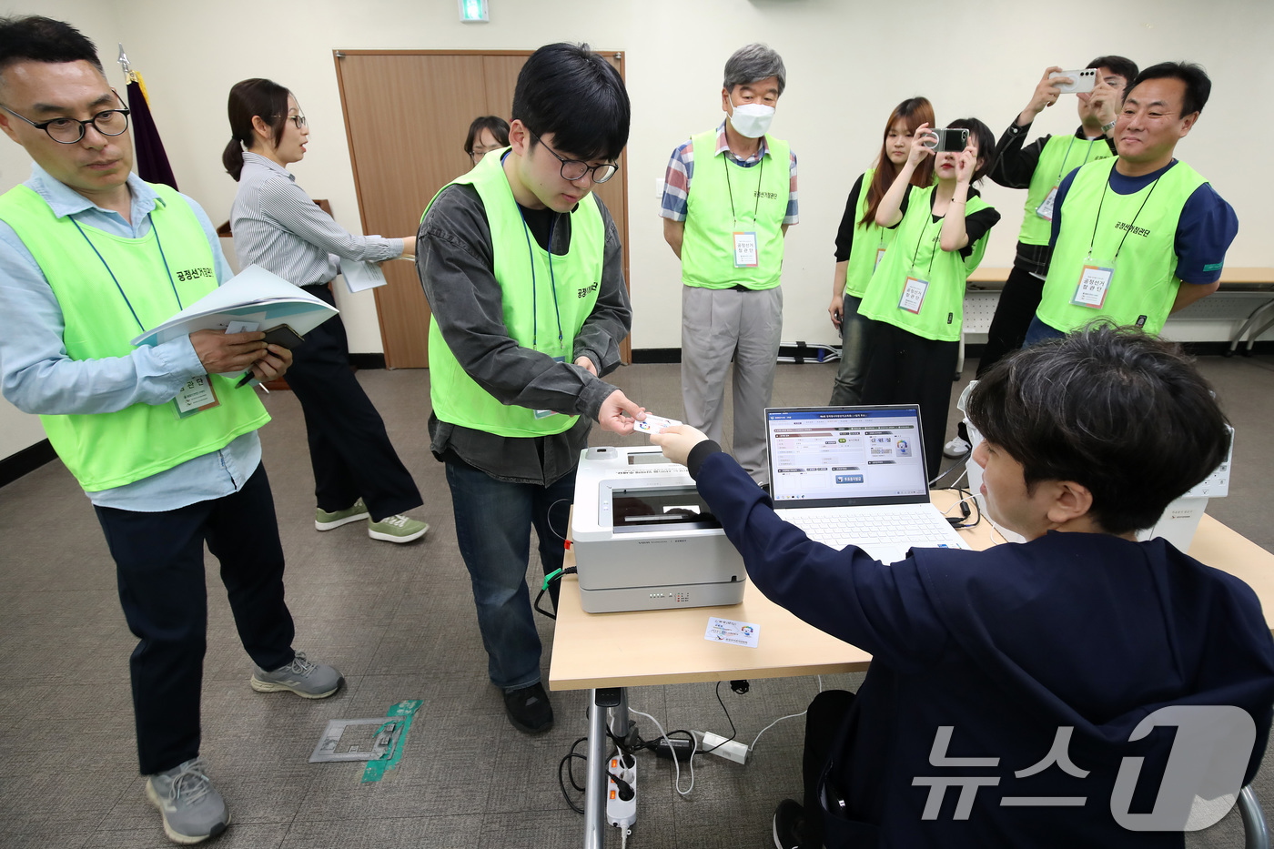 (대구=뉴스1) 공정식 기자 = 제9회 전국동시지방선거를 27일 앞둔 7일 대구 서구 중리동 대구시선거관리위원회에서 열린 공정선거참관단 사전설명회에서 참관위원들이 투개표 시연을 지 …