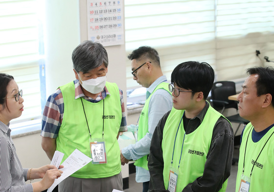 중립적 자세로 지방선거 지켜보는 공정선거참관단